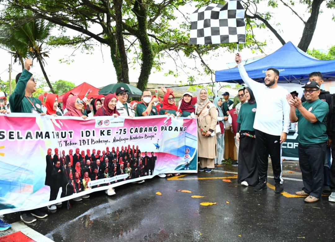 Warga antusias ikuti fun walk HUT ke-75 IDI Cabang Padang yang dilepas wali kota, bagian dari rangkaian donor darah dan bakti sosial.(Foto: Prokopim)