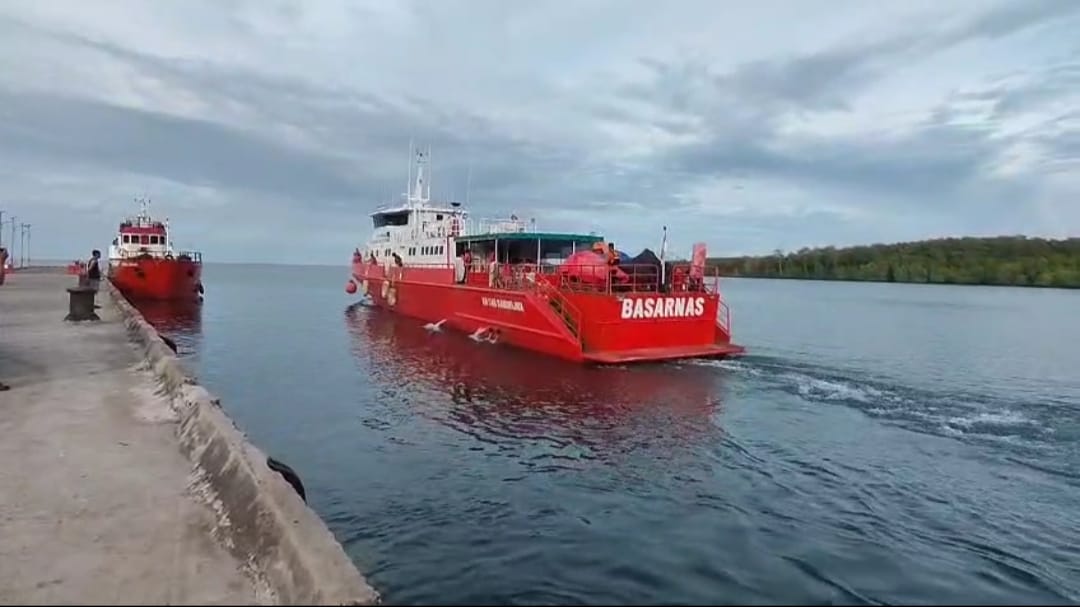 Operasi SAR kapal mati mesin di Selat Siberut, Mentawai, dikerahkan Basarnas, Minggu (26/10/2025).