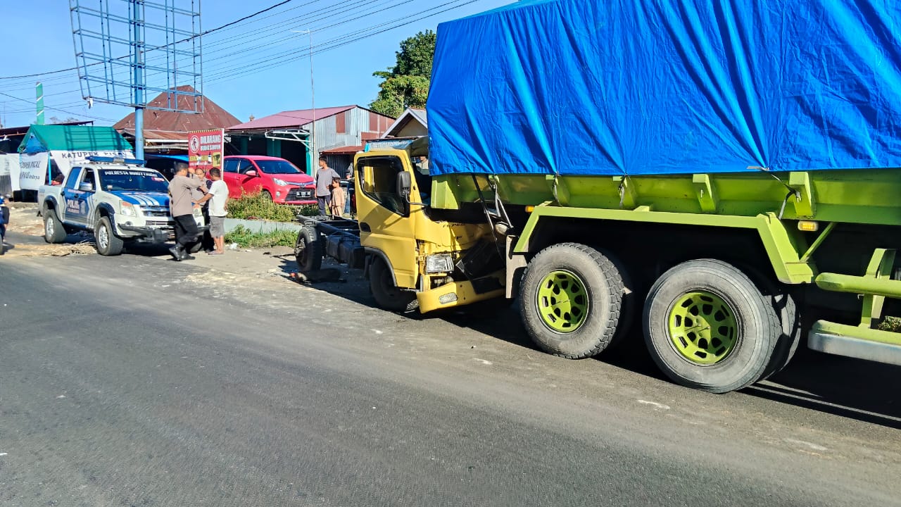 Kecelakaan truk terjadi di Baso, Kabupaten Agam, Minggu (26/10/2025). Diduga akibat ban pecah, sebuah truk light menabrak truk tronton yang sedang berhenti.