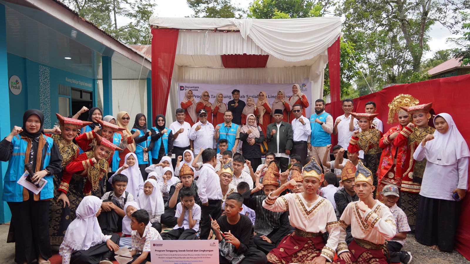 PLN UID Sumbar salurkan bantuan TJSL ke SLB 01 Baso Agam berupa ruang terapi dan sarana digital pembelajaran anak berkebutuhan khusus.