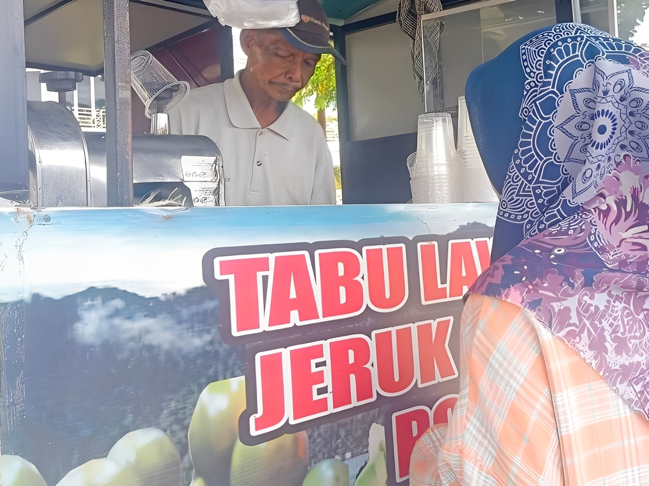Janawir, penjual es tebu (72) di Padang, terus berjuang meningkatkan usahanya dari becak hingga mobil hasil renovasi. (Foto: M Reza Bayu Pernama/Padeks)