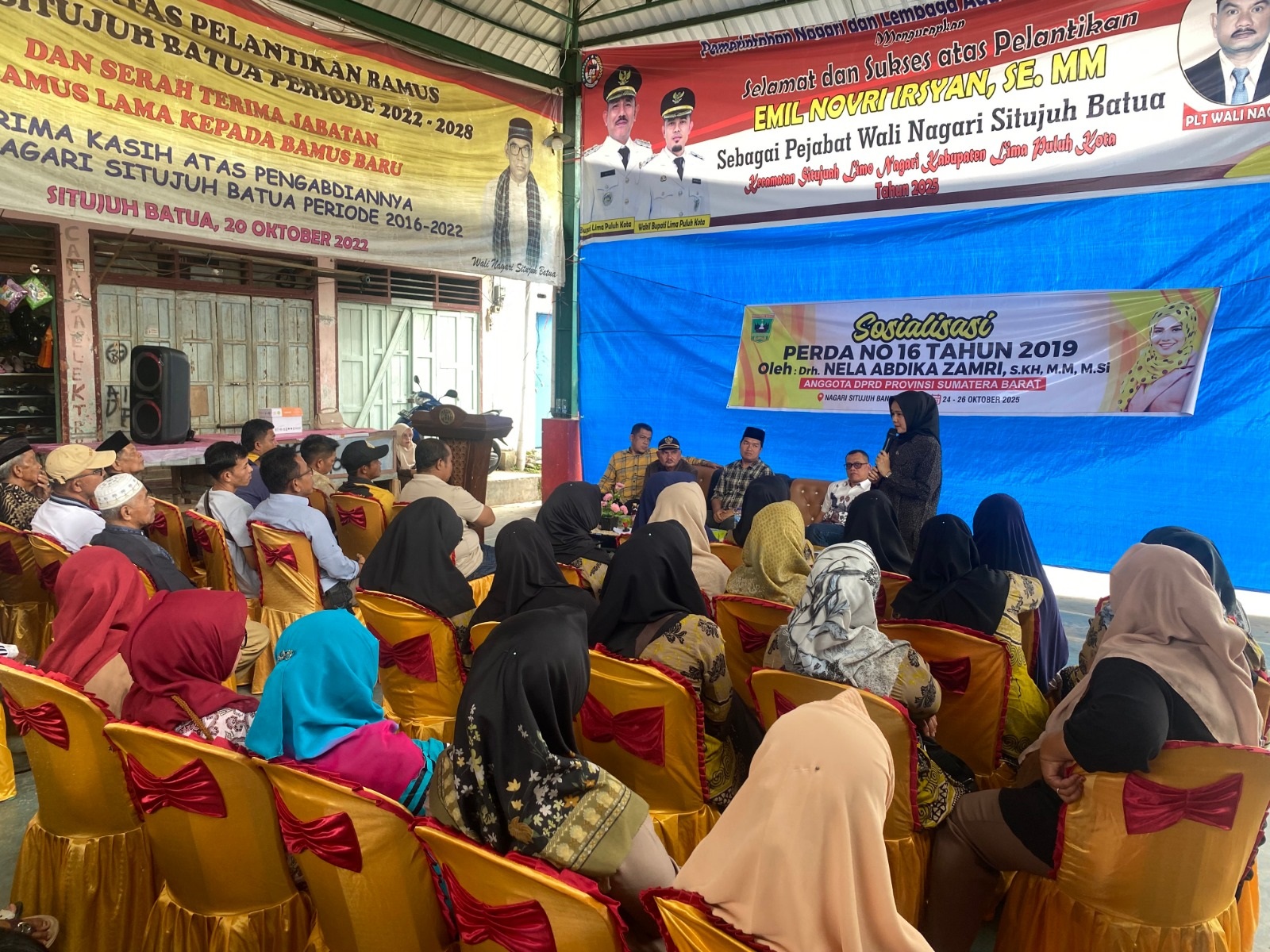 SOSIALISASI: Anggota Komisi III DPRD Sumatera Barat, drh. Nela Abdika Zamri saat membuka sosialisasi Perda Nomor 16 Tahun 2019 di Balai/Pasar Nagari Situjuah Batua, Minggu (26/10).