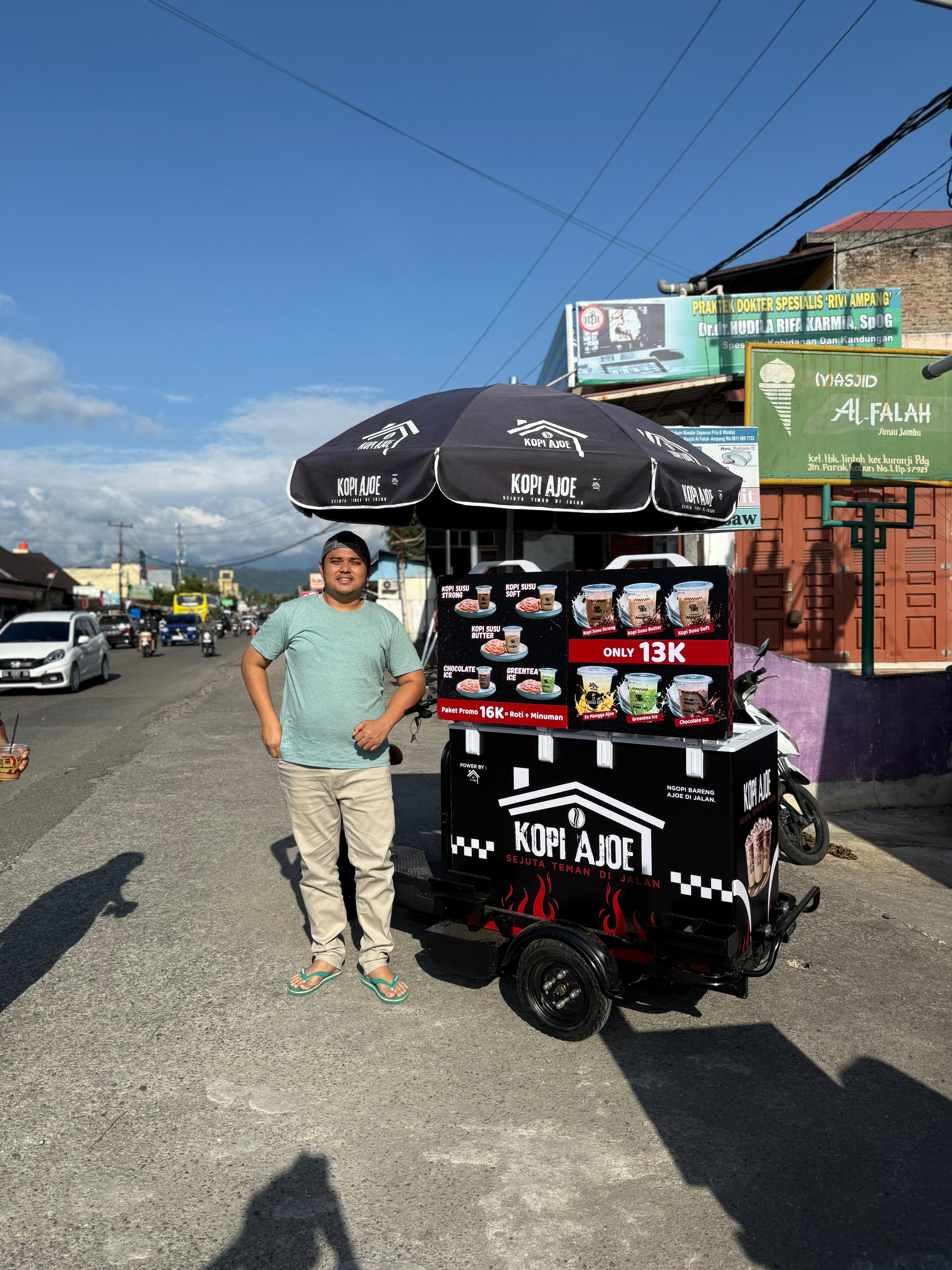 Pengusaha Kopi Ajoe, Dede Saputra yang kini mampu menghidupi 230 karyawan di usianya yang masih tergolong muda.