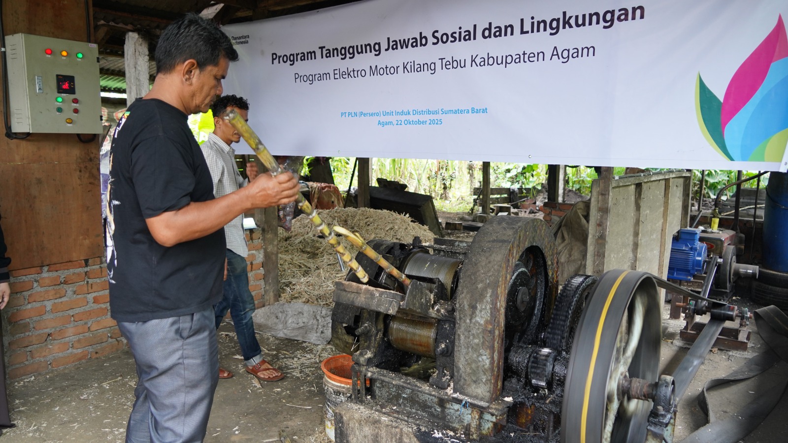 PLN UID Sumbar rayakan HLN ke-80 dengan Program TJSL Elektro Motor Kilang Tebu di Agam, bantu petani tebu beralih ke energi bersih.