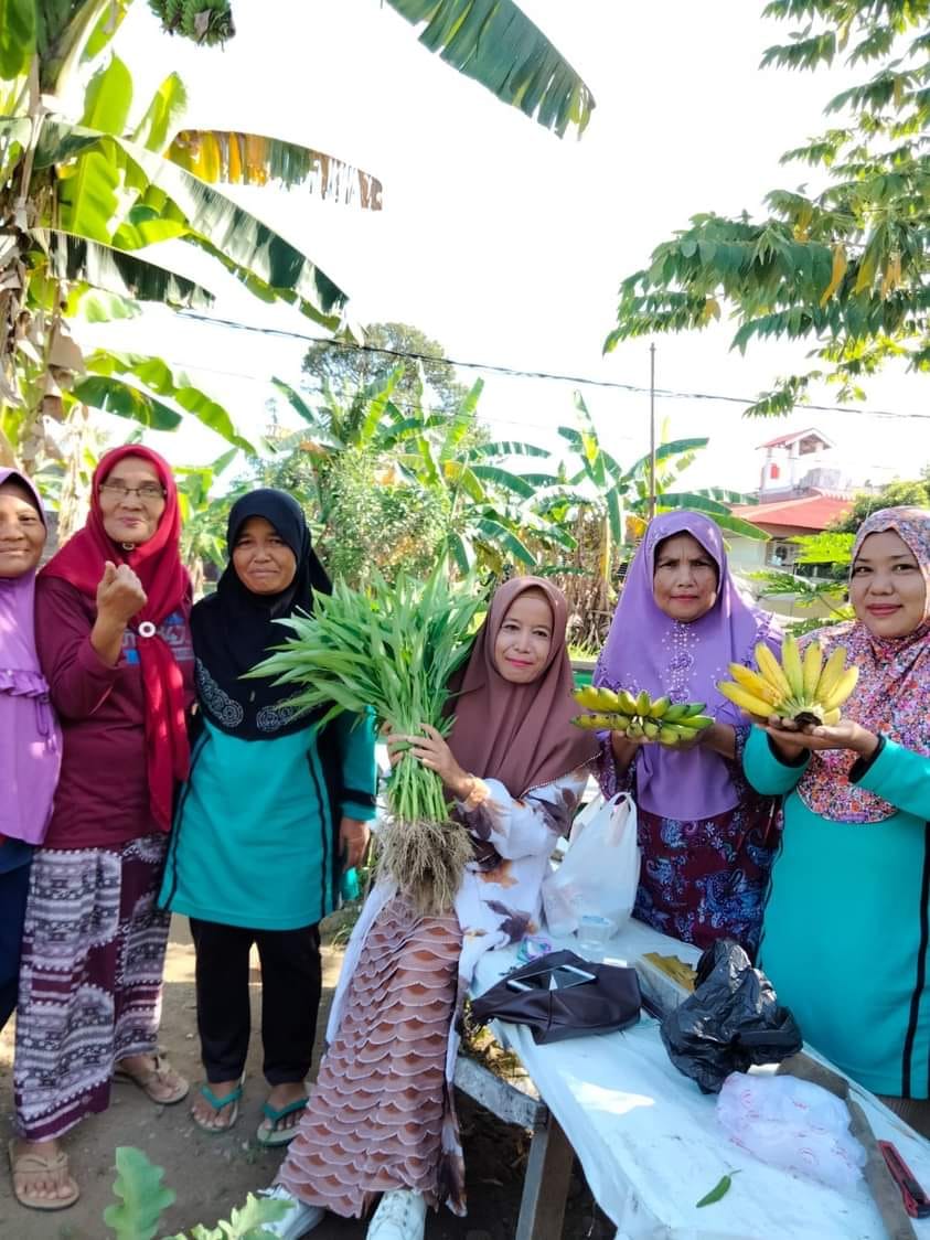 Lurah Koto Lalang, Hartati Sn (tengah)