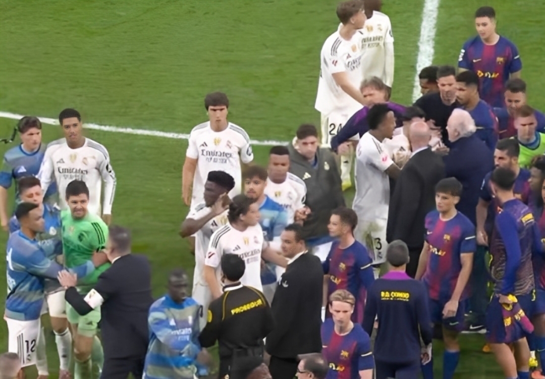 Kericuhan terjadi usai Real Madrid menang 2-1 atas Barcelona pada El Clasico La Liga, Minggu malam WIB (26/10/2025), hingga polisi masuk lapangan memisahkan pemain.(Tangkapan layar video DAZN)