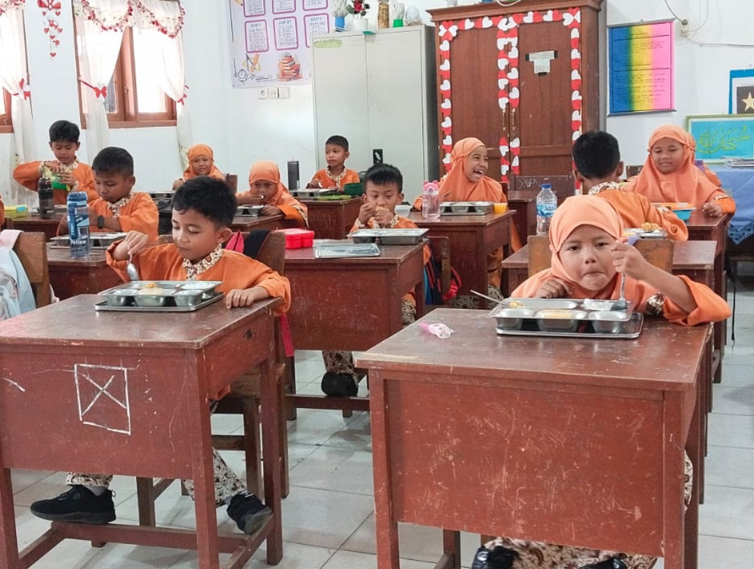 Siswa-siswi SDN 05 Surau Gadang menyantap menu program MBG yang menyentuh kebutuhan gizi.(Foto: Randi/ Padek)