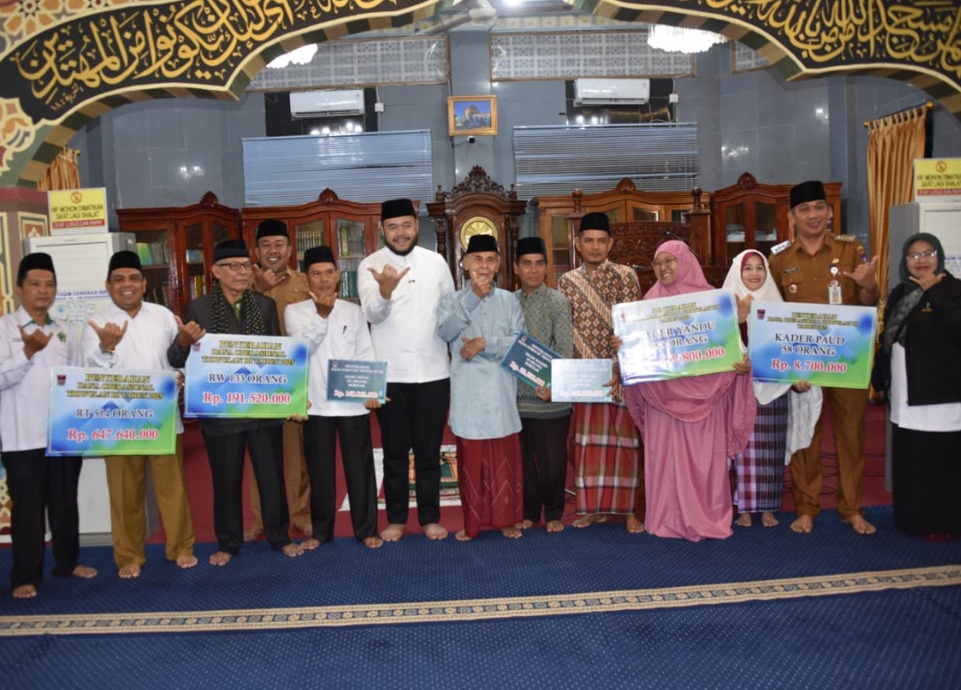 Wali Kota Padang Fadly Amran menyerahkan dana operasional Triwulan III kepada RT, RW, Kader Posyandu, dan Guru TPQ/TQA di Masjid Darul Hikmah, Lubuk Begalung, 27 Oktober 2025.(Foto: Prokopim)