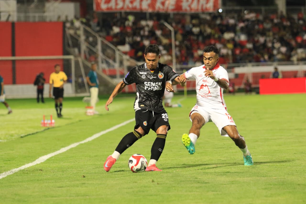 Pemain Semen Padang FC saat berduel dengan pemain Malut United FC pada lanjutan BRI Super League, kemarin di Stadion Gelora Kie Raha, Ternate.