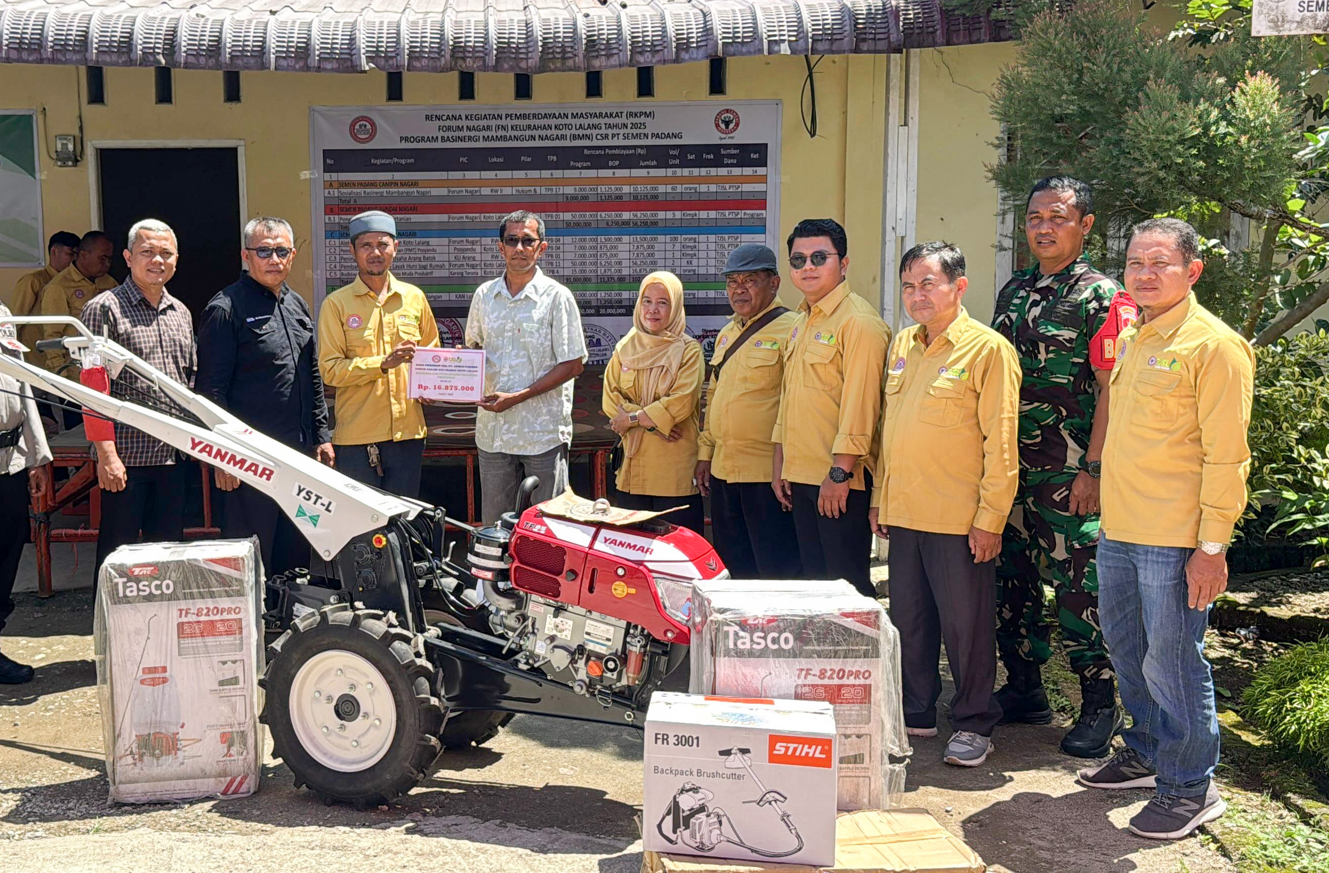 PT Semen Padang menyalurkan bantuan Rp64 juta untuk petani dan UMKM Koto Lalang melalui program Basinergi Mambangun Nagari guna mendorong kemandirian ekonomi.