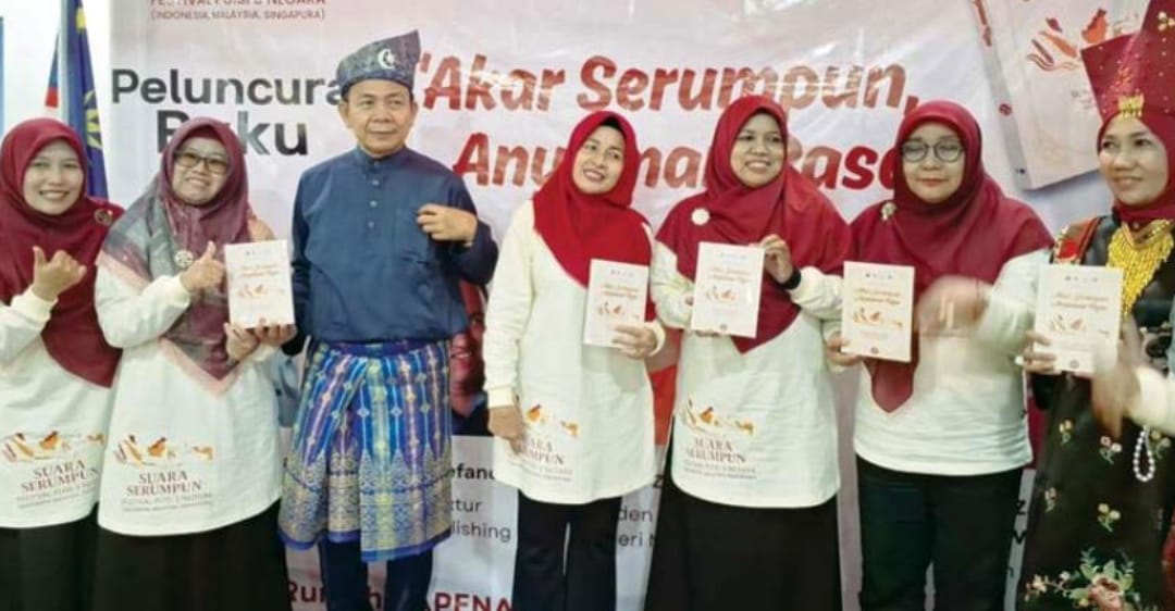 KOMPAK: Wakil Indonesia, fotobersama usai tampil di peluncuran buku Akar Serumpun- Anyaman Rasa di Kuala Lumpur, Malaysia.