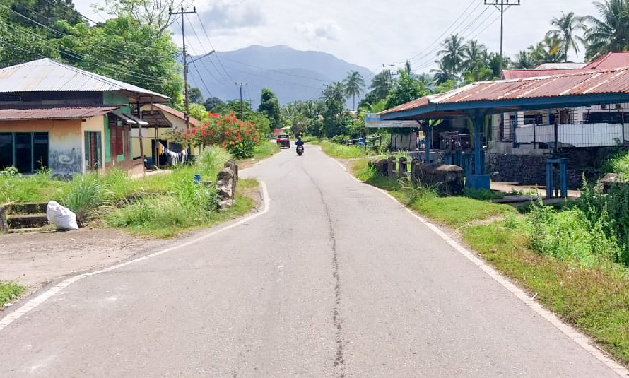 Warga Lambung Bukit Padang minta perbaikan dan lampu penerangan demi keselamatan pengendara di lokasi jembatan yang menyempit ini.(Foto: Mengki Kurniawan/Padeks)