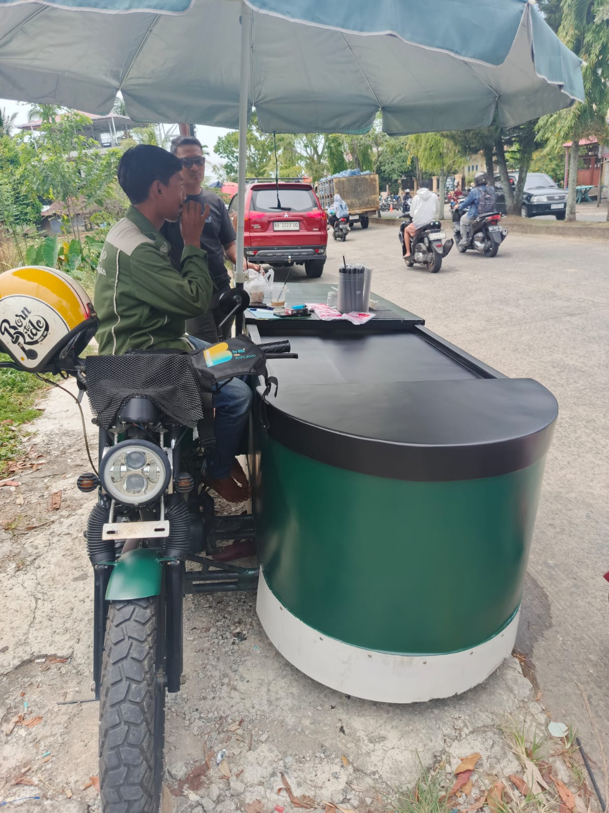 Kopi keliling di Padang jadi tren baru UMKM. Bermodal gerobak motor, pelaku usaha mampu menjual hingga 200 cup kopi per hari. (Foto: M Reza Bayu Permana/Padeks)
