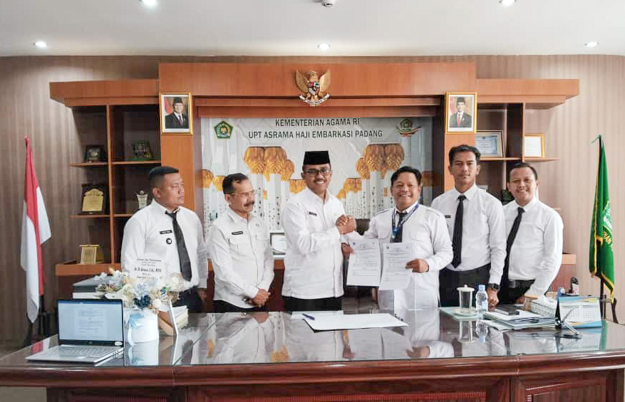 Ketua Forwana Zul Arifin dan Kepala UPT Asrama Haji Embarkasi Padang Afrizen menandatangani MoU pemakaian fasilitas di kompleks Asrama Haji, Parupuk Tabing, Koto Tangah, Padang, Senin (27/10/2025).