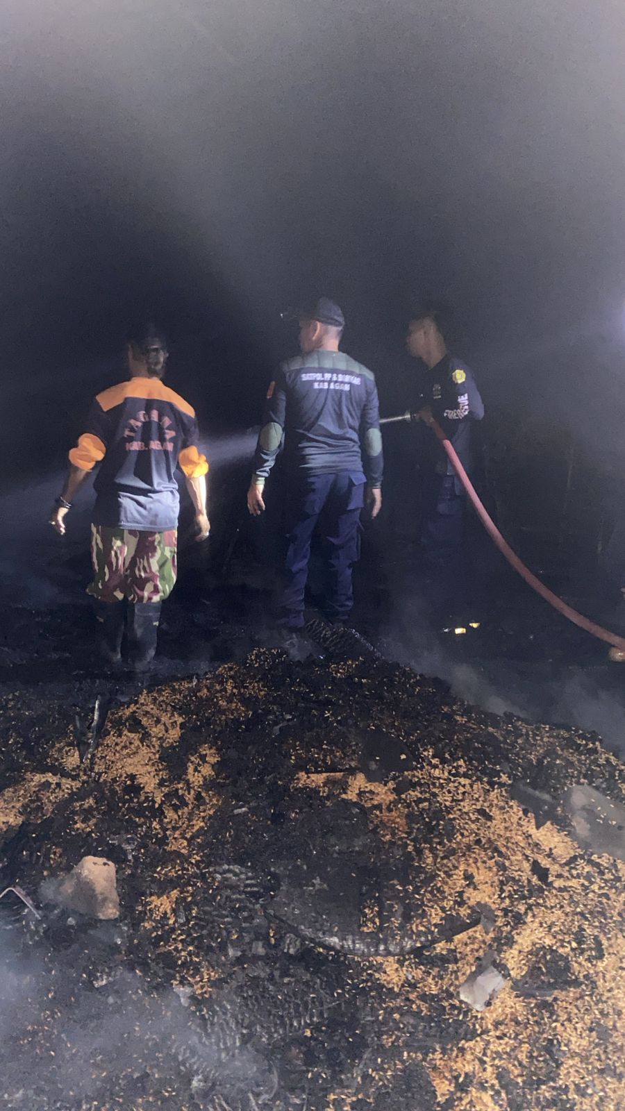 MASIH DISELIDIKI: Personel Damkar Agam berjibaku memadamkan api yang membakar rumah di Jorong Lasituo, Lasi, Canduang, Jumat malam (24/10).