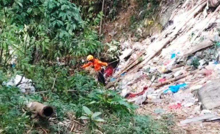 BIKIN GEGER: Tim gabungan melakukan pencarian bagian jasad bayi yang ditemukan dalam kondisi tidak utuh di Kelurahan Bukik Cangan Kayu Ramang, Kecamatan Guguak Panjang, Kota Bukittinggi, (26/10)