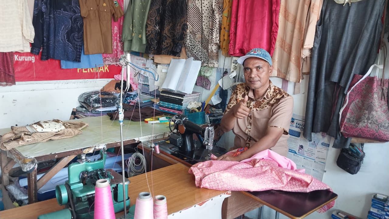 M Jamin, pengusaha jahit asal Sawahlunto, menginspirasi lewat ketekunan dan kualitas. (Foto: Mengki Kurniawan/Padeks)
