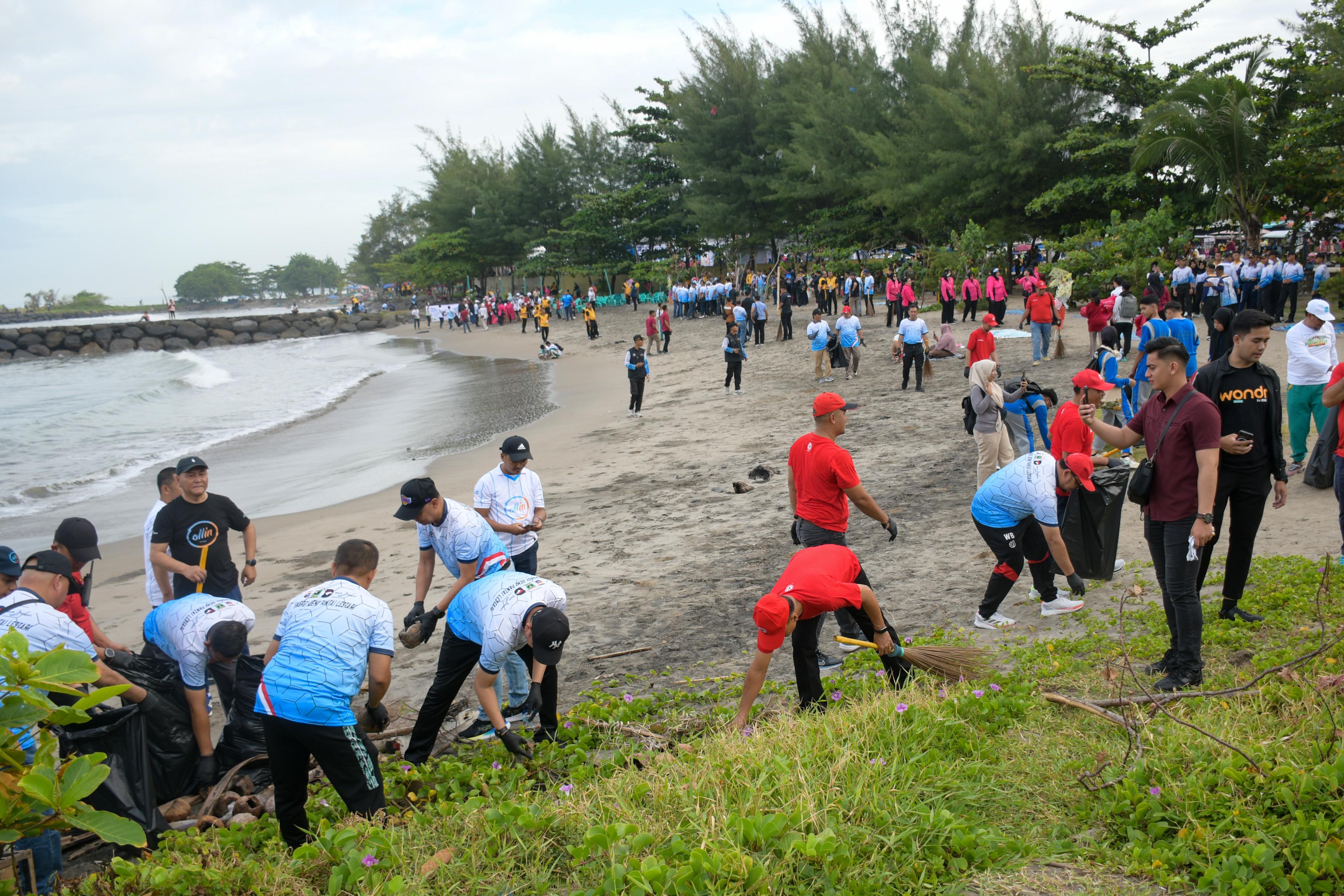 Ribuan anggota Polda Sumbar dan keluarga bersihkan Pantai Purus, Padang, hingga pecahkan Rekor MURI sebagai aksi bersih pantai terbesar nasional, Minggu (26/10/2025).