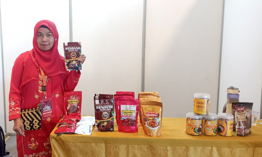 Risnawati, owner usaha Rendang Bunda Rizki di acara Sumbar Expo 2025, Selasa (28/10/2025).