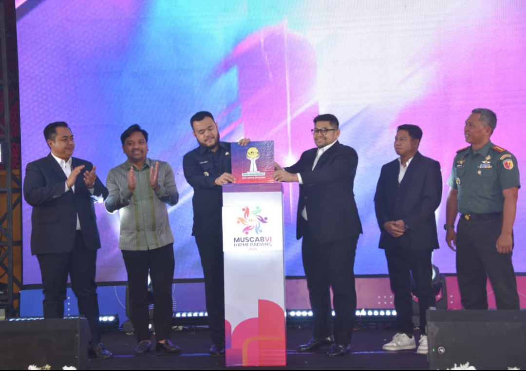 Wali Kota Padang Fadly Amran membuka Muscab VI HIPMI Kota Padang di Premier Basko Hotel, Senin (27/10/2025). Ia mengajak pengusaha muda perkuat investasi daerah.(Foto: Prokopim)