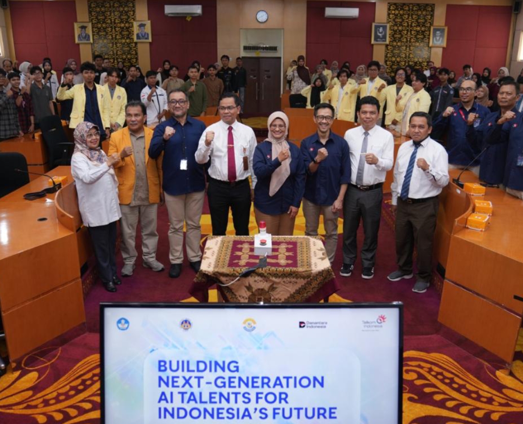 Direktur Utama Telkom Dian Siswarini bersama Rektor UNP Krismadinata, Ph.D usai menandatangani nota kesepahaman pengembangan Artificial Intelligence (AI) dalam program AI Campus. (Foto: Corcom)
