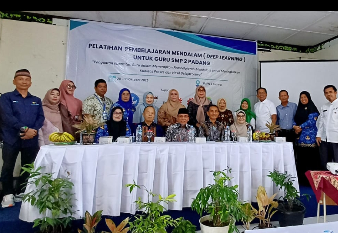 Ketua Umum DP ALA SMPN 2 Padang, Ir. Tria Suprajeni, MM, membuka pelatihan deep learning untuk guru SMPN 2 Padang, Selasa (28/10/2025).(Foto: Isa Kurniawan)