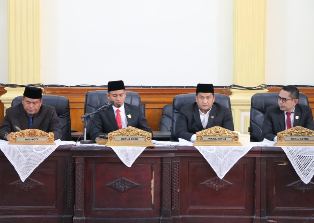 Ketua DPRD Kota Pariaman Periode 2024-2029, Muhajir Muslim, Lc saat memimpin rapat di DPRD. (Foto: Dok. Humas DPRD)