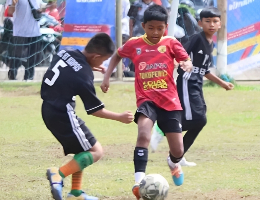 Padek Cup 2025 hadirkan persaingan seru SSB Sumatera, 19&ndash;21 Desember di Padang, dengan total hadiah Rp25 juta untuk pemain muda terbaik. (Foto: Dok. Padek)