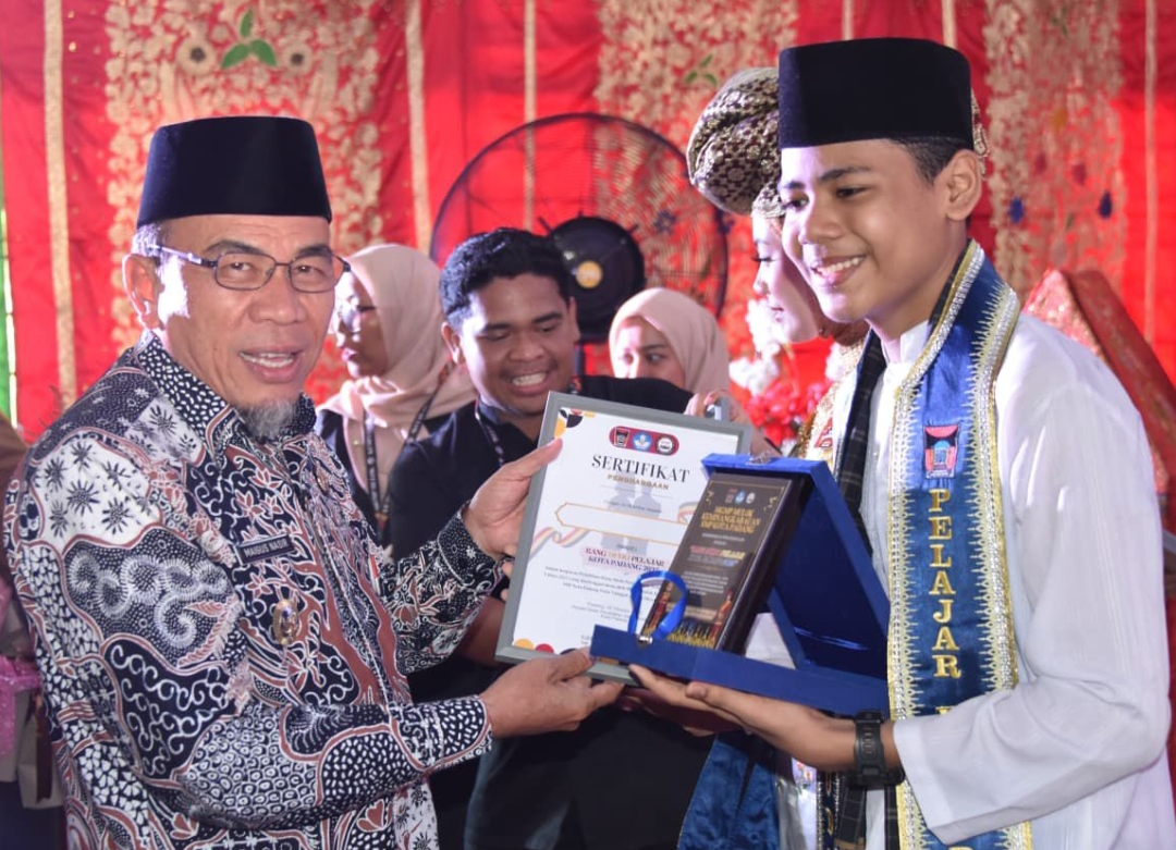 Wawako Maigus Nasir serahkan sertifikat Rang Mudo Kota Padang 2025 kepada Zafran Abbas di Gedung Juang 45 BPPI.(Foto: Prokopim)
