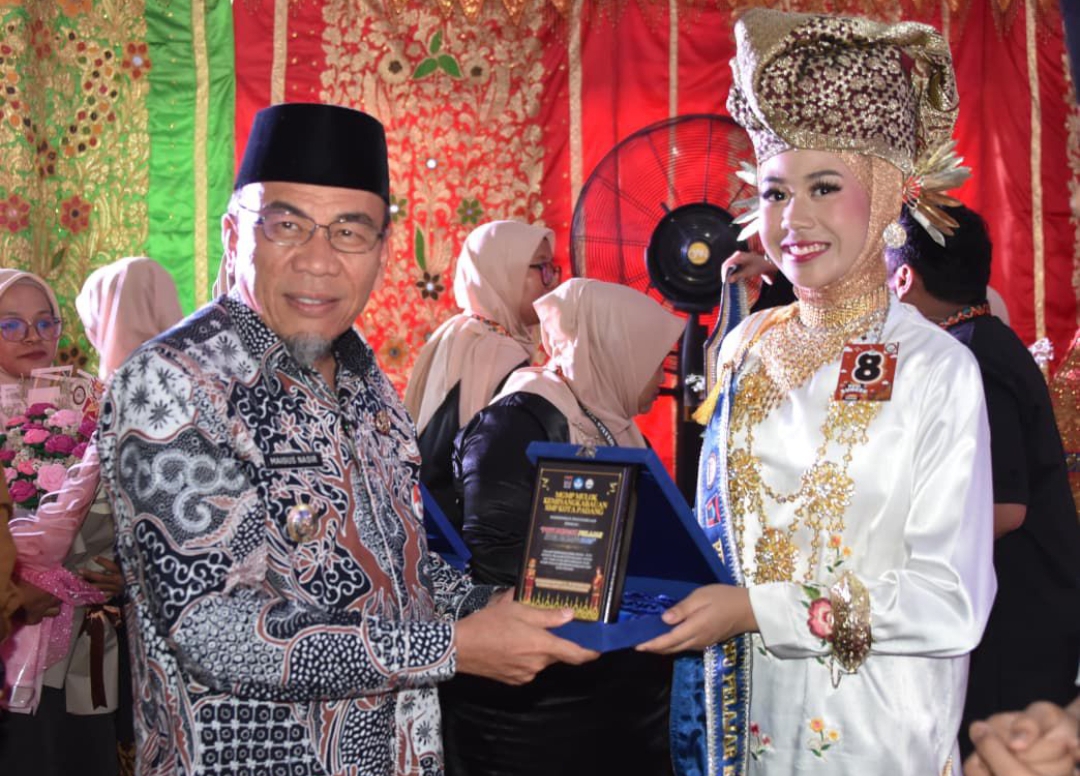Wawako Maigus Nasir senyerahkan sertifikat Puti Bungsu Kota Padang 2025 kepada Khesy Jenetha di Gedung Juang 45 BPPI.(Foto: Prokopim)