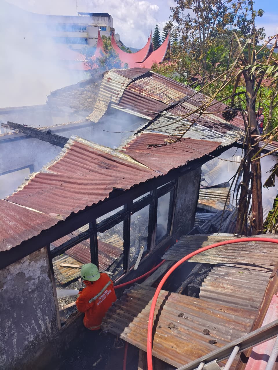 Personel Dinas Pemadam Kebakaran dan Penyelamatan Bukittinggi berjibaku memadamkan api yang membakar rumah di Kelurahan Birugo, Kecamatan ABTB, Kota Bukittinggi, Selasa (28/10/2025).