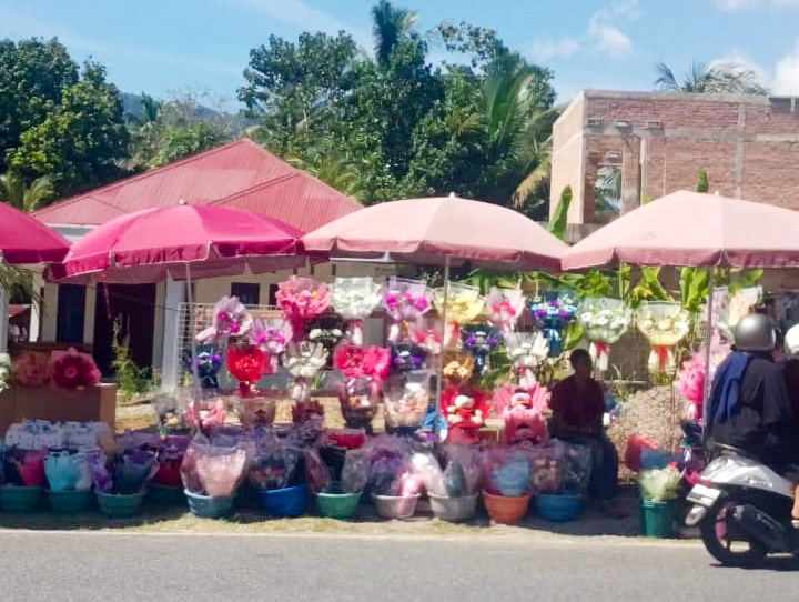 Salah satu deretan lapak dadakan yang menjajakan berbagai jenis buket bunga dan hadiah wisuda berjejer rapi di tepi jalan. (Foto: M Reza Bayu Permana/ Padeks)