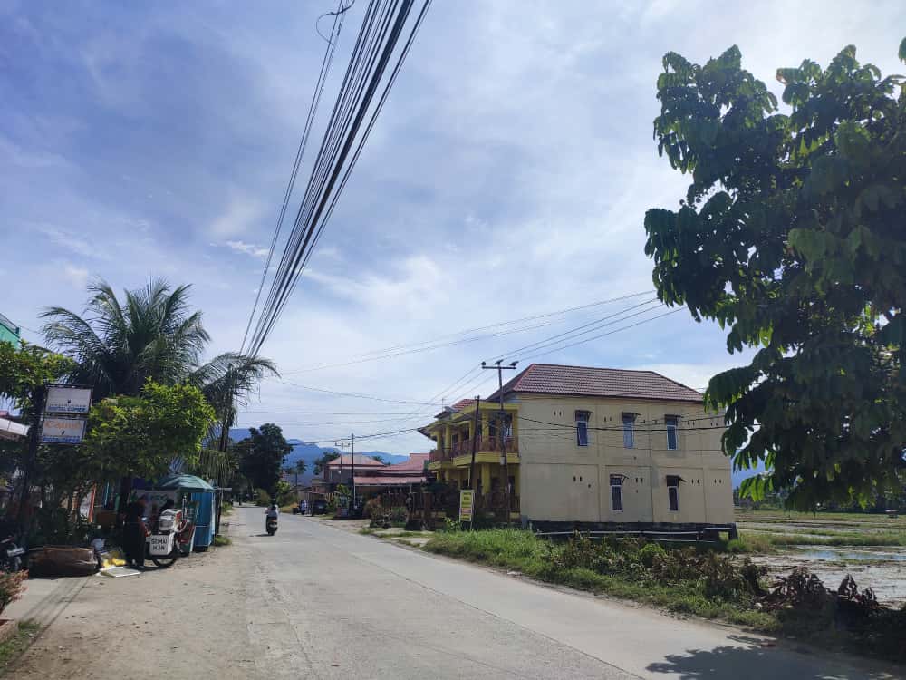 Jalan Raya Kampuang Jambak di kawasan Simpang Kalumpang, Kecamatan Koto Tangah, Kota Padang, dijepret siang tadi. (Foto:  Riyadhatul Khalbi/ Padeks)