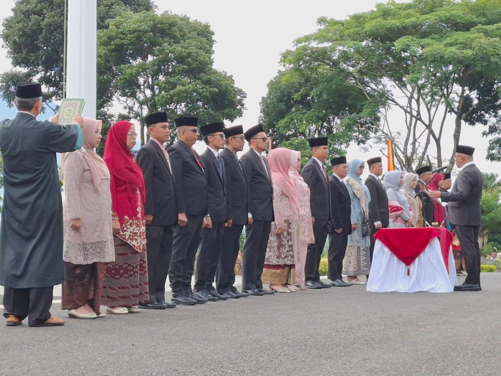 PENYEGARAN: Wali Kota Bukittinggi Ramlan Nurmatias melantik dan mengambil sumpah jabatan 19 pejabat di Balai Kota Bukittinggi, Senin (27/10).