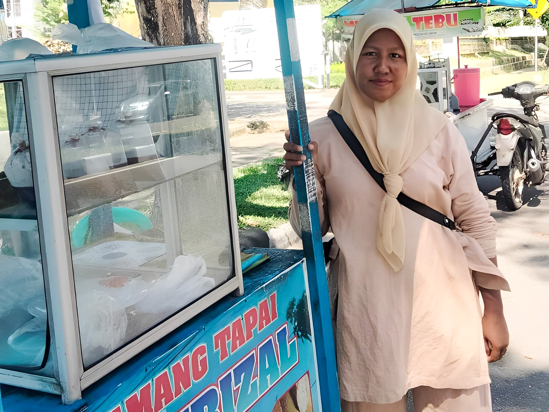 Salah seorang pedagang lamang tapai di sekitaran Masjid Raya Sumbar, Kota Padang, Dwi Kurnia Lestari.