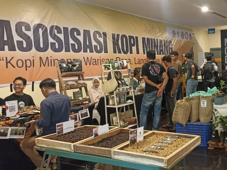 Aneka cita rasa Kopi Minang menyemarakkan ajang Sumbar Expo 2025 yang digelar di Hotel Truntum Padang, 27&ndash;28 Oktober 2025. (Foto: Fadli Zikri/Padeks)
