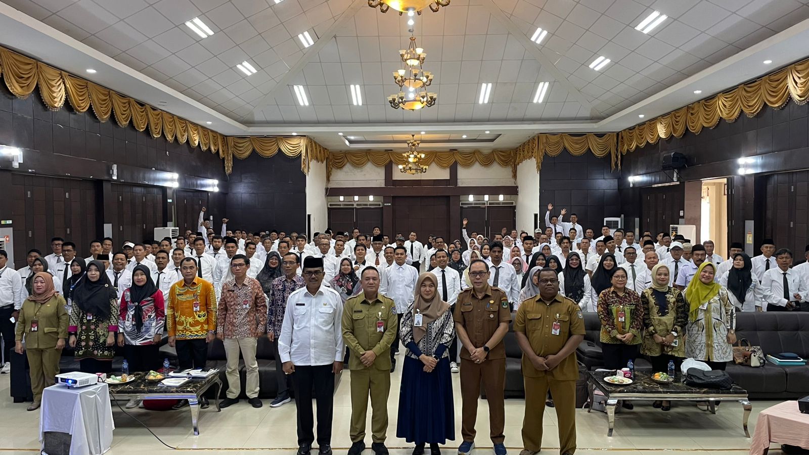 Foto bersama sebelum dimulainya Pelatihan Tata Kelola Dalam Mendukung Koperasi Desa Merah Putih di Sumatera Barat, Senin (27/10/2025). (Foto: Ditjen Bina Pemdes)