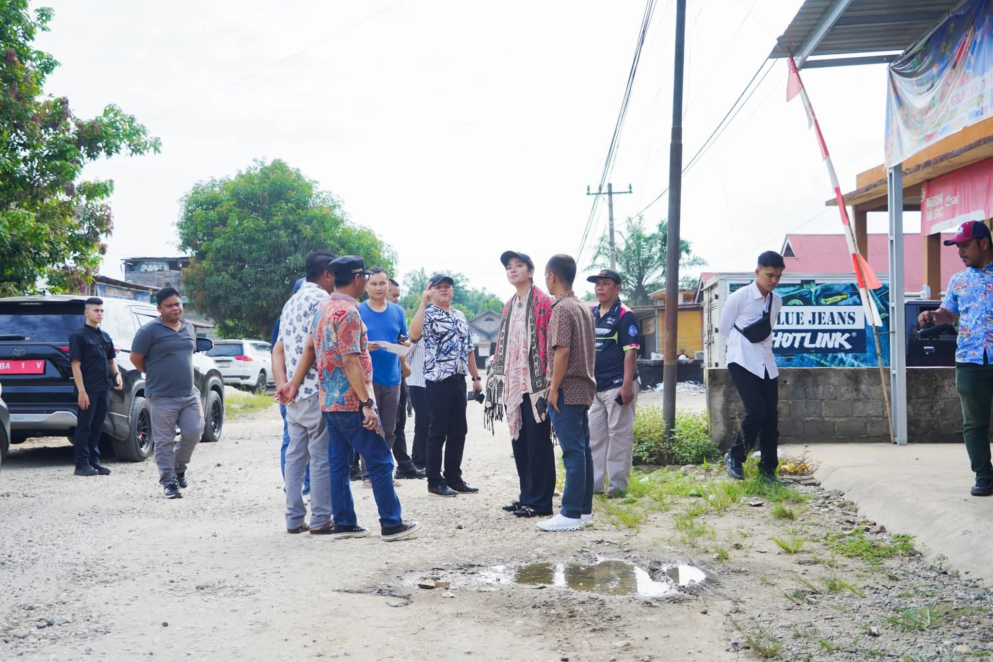 CEK LAPANGAN: Bupati Dharmasraya, Annisa Suci Ramadhani ketika meninjau jalan yang rusak di salah satu titik di daerah tersebut.