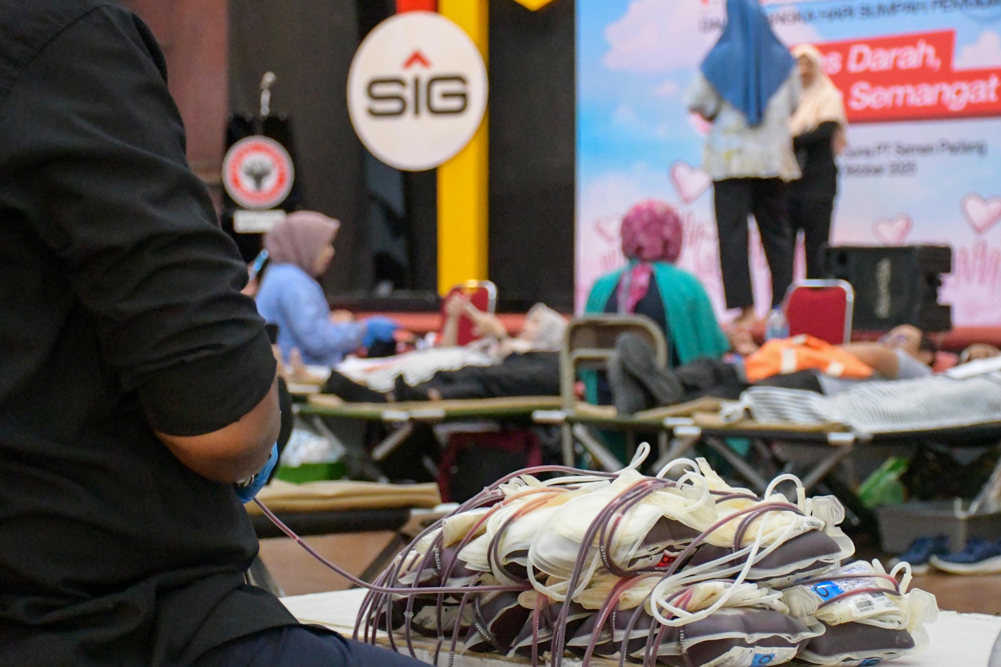 PMI Padang apresiasi konsistensi PT Semen Padang dalam donor darah. Lebih dari 1.300 kantong terkumpul, ribuan nyawa terbantu.