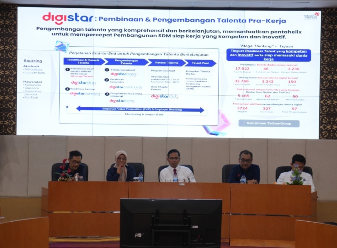 Direktur Utama Telkom Dian Siswarini memberikan paparan terkait Digistar pada acara Seminar Telkom AI Connect di Universitas Negeri Padang pada Senin (27/10/2025).(Foto: Corcom Telkom)