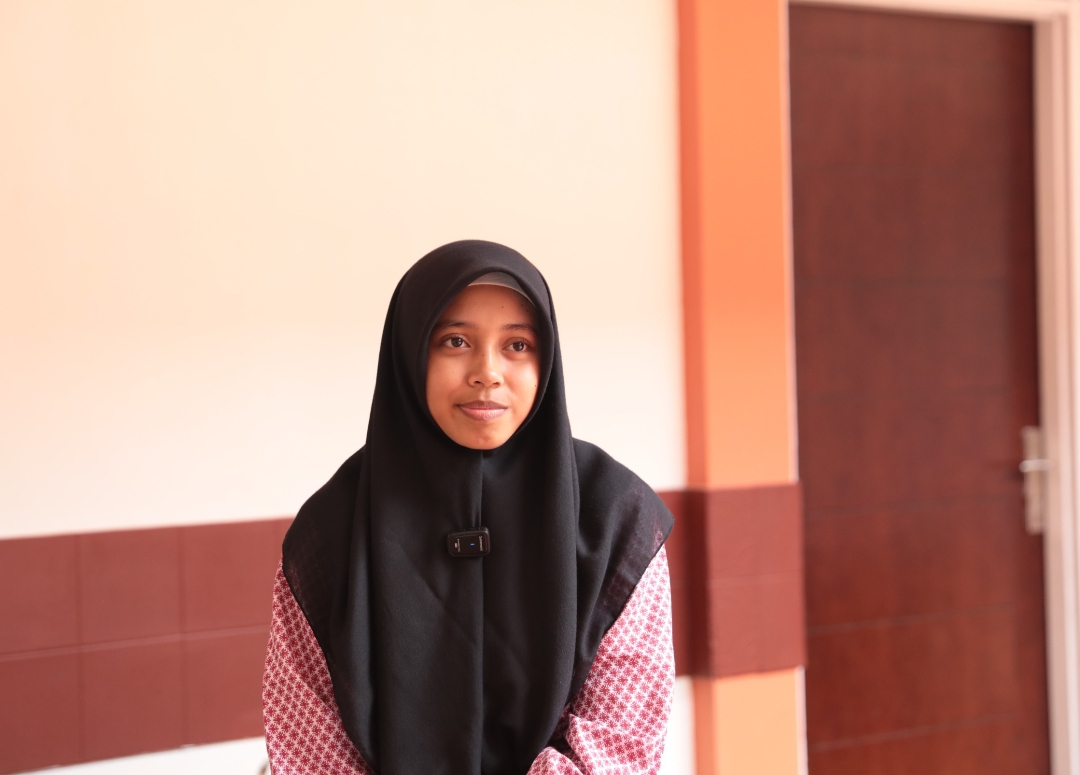 Jumaroh, siswi Sekolah Rakyat Menengah Atas (SRMA) 13 Bekasi asal Bantar Gebang, kini bisa belajar dan makan teratur berkat program pendidikan gratis yang diinisiasi Prabowo Subianto.(Foto: PCO)