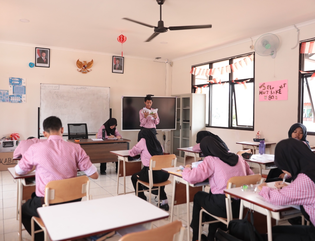 Suasana kegiatan belajar di Sekolah Rakyat SRMA 13 Bekasi, tempat anak-anak pemulung seperti Alfi Rahma menempuh pendidikan gratis melalui program pemerintah.(Foto: PCO)