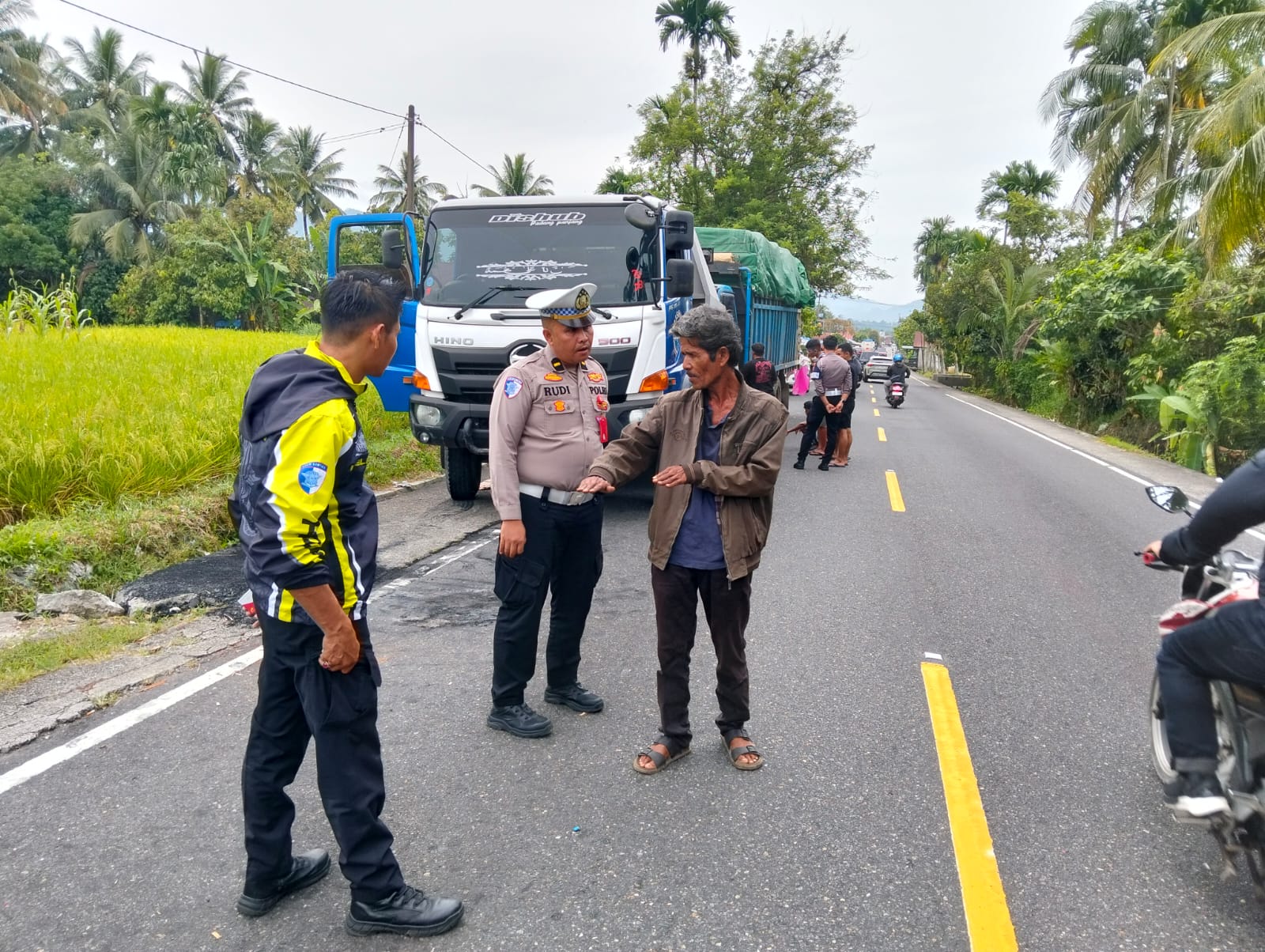 Pihak kepolisan menggelar olah tempat kejadian perkara di lokasi kecelakaan Jalan Umum Padang &ndash; Bukittinggi, Kabupaten Padangpariaman, Rabu (29/10/2025).