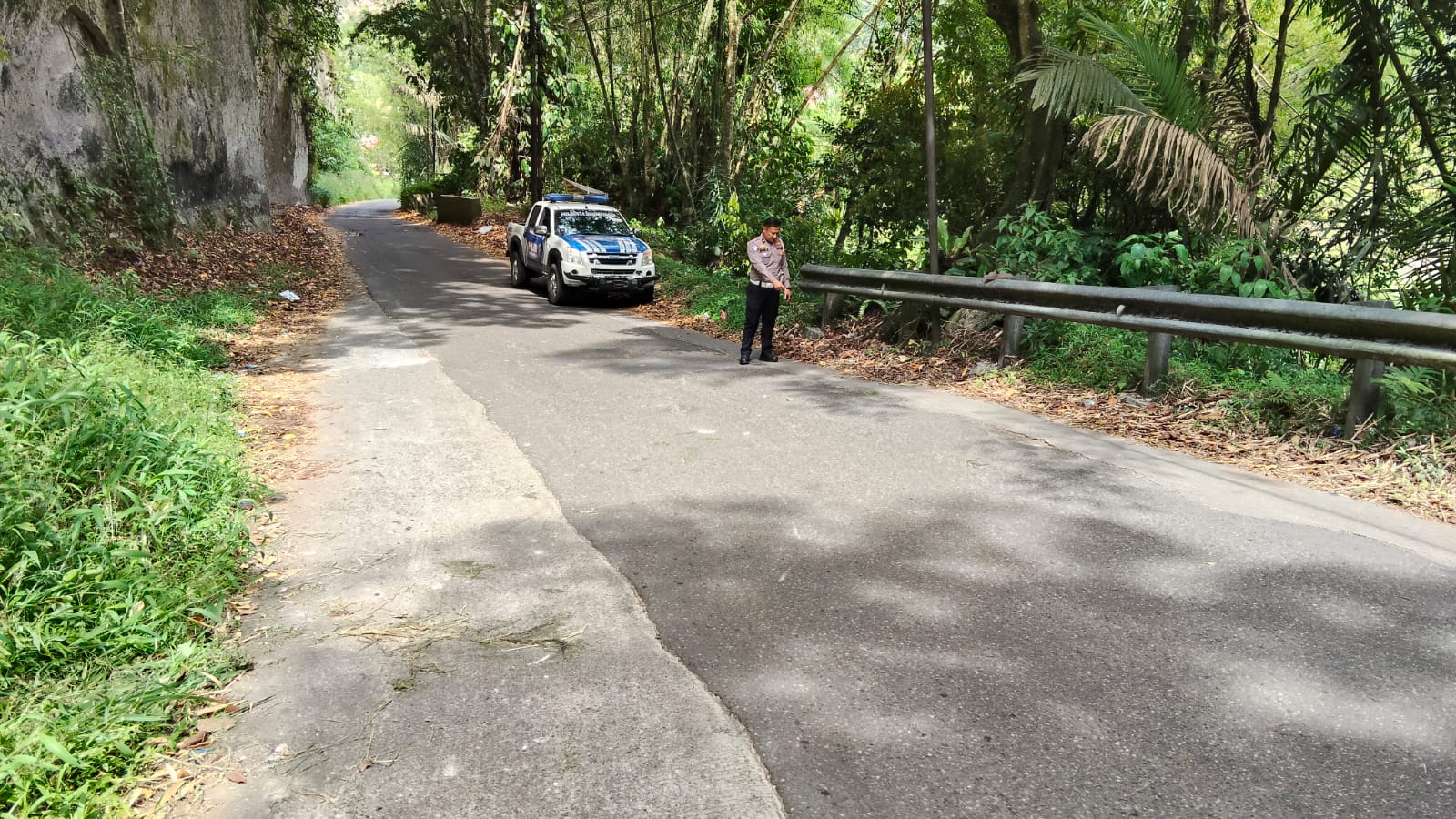 Kecelakaan lalu lintas tunggal terjadi di Nagari Sianok VI Suku, Kabupaten Agam, Rabu (29/10/2025). Sepeda motor diduga rem blong, akibatkan 1 orang tewas.