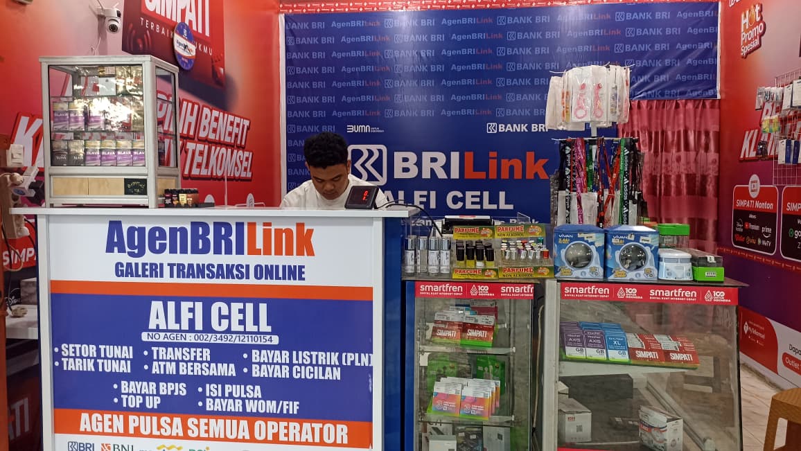Alfi, satu agen Agen BRILink di Lubuk Buaya, Kota Padang.
