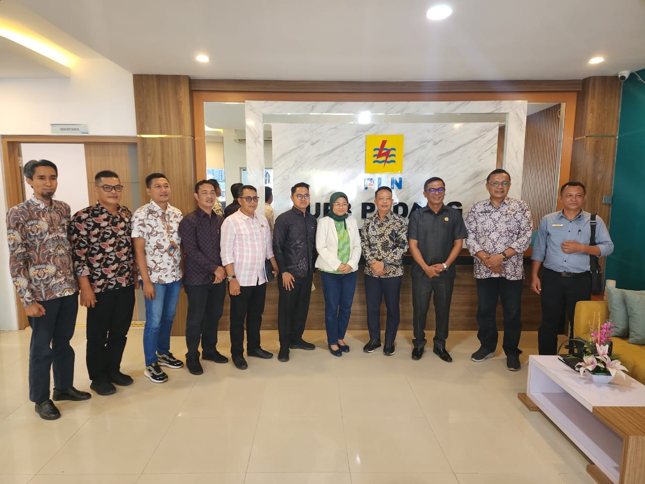 DPRD Mentawai dan PLN UP3 Padang perkuat sinergi lewat kunjungan kerja untuk mendukung pembangunan dan pemerataan kelistrikan di wilayah kepulauan.