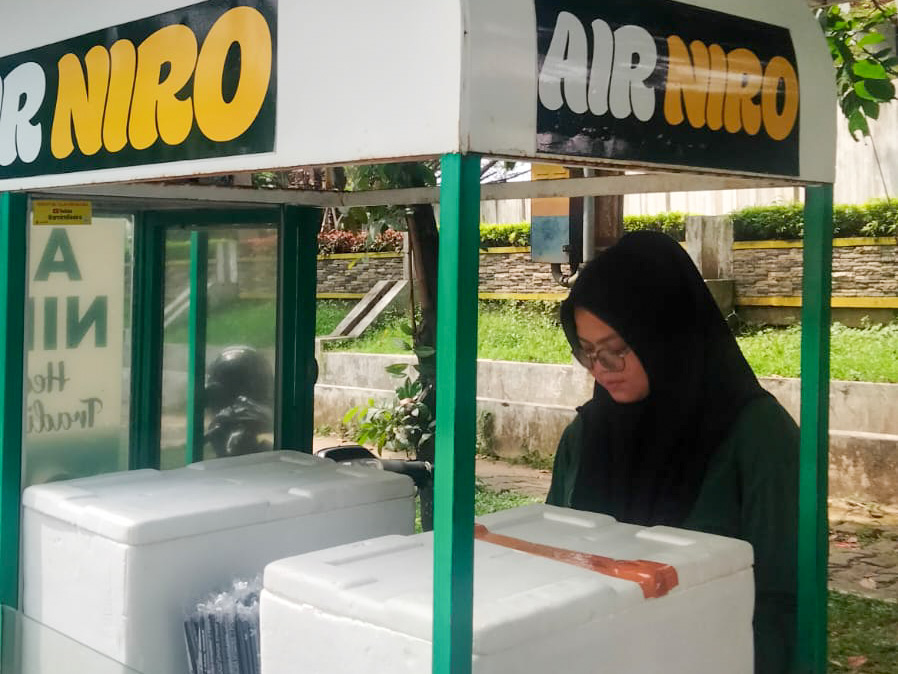 Seorang pedagang tampak menyajikan es air niro di kawasan Masjid Raya Sumbar, minuman tradisional khas Minangkabau yang tetap digemari karena kesegarannya yang alami. (M. Fikri Alfateh/padeks)