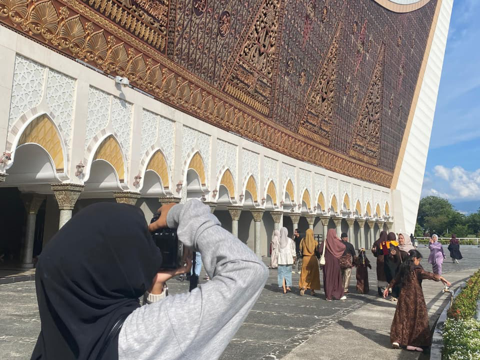 Fotografer freelance kreatif memanfaatkan momen spesial untuk mengasah kreativitas dan meraih cuan. (M Fikri Alfateh/padeks)