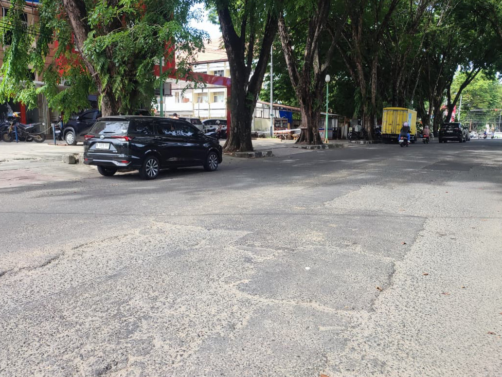 Jalan yang tak rata hampir di sepanjang Jl KIS Mangunsarkoro, Jati Baru, Padang Timur, Kota Padang. (Foto: Riyadhatul Khalbi/Padeks)