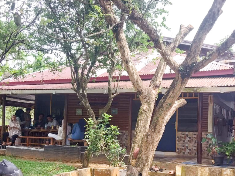 Kampung Inggris Sungkai, jadi rujukan belajar Bahasa Inggris yang menyatu dengan alam di Kota Padang. (Foto: Mengki Kurniawan/Padeks)